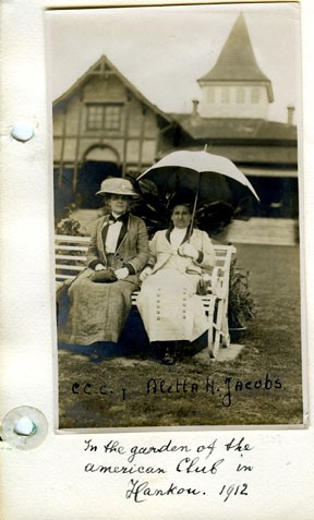 Aletta Jacobs en Carrie Chapman Catt tuin American Club in Hankou, China (1912). Nummer:100003707 Collection IAV Atria
