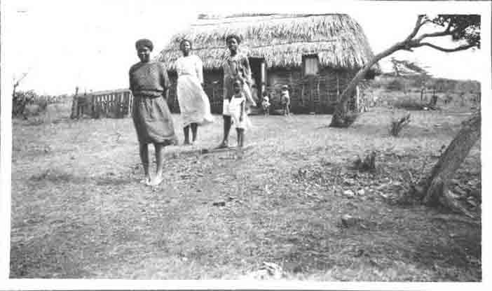 groep plattelandsvrouwen uit curacao voor hun woning