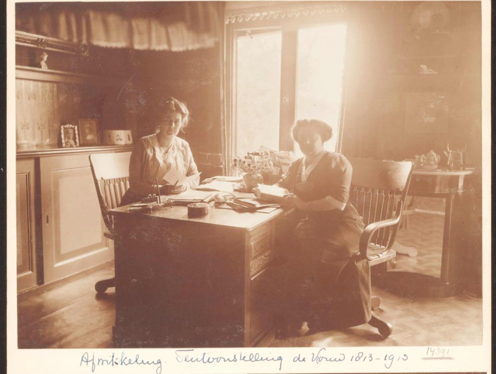 Mia Boissevain (links), presidente en Rosa Manus, bestuurslid van de tentoonstelling 'De Vrouw 1813-1913' - collectie Atria